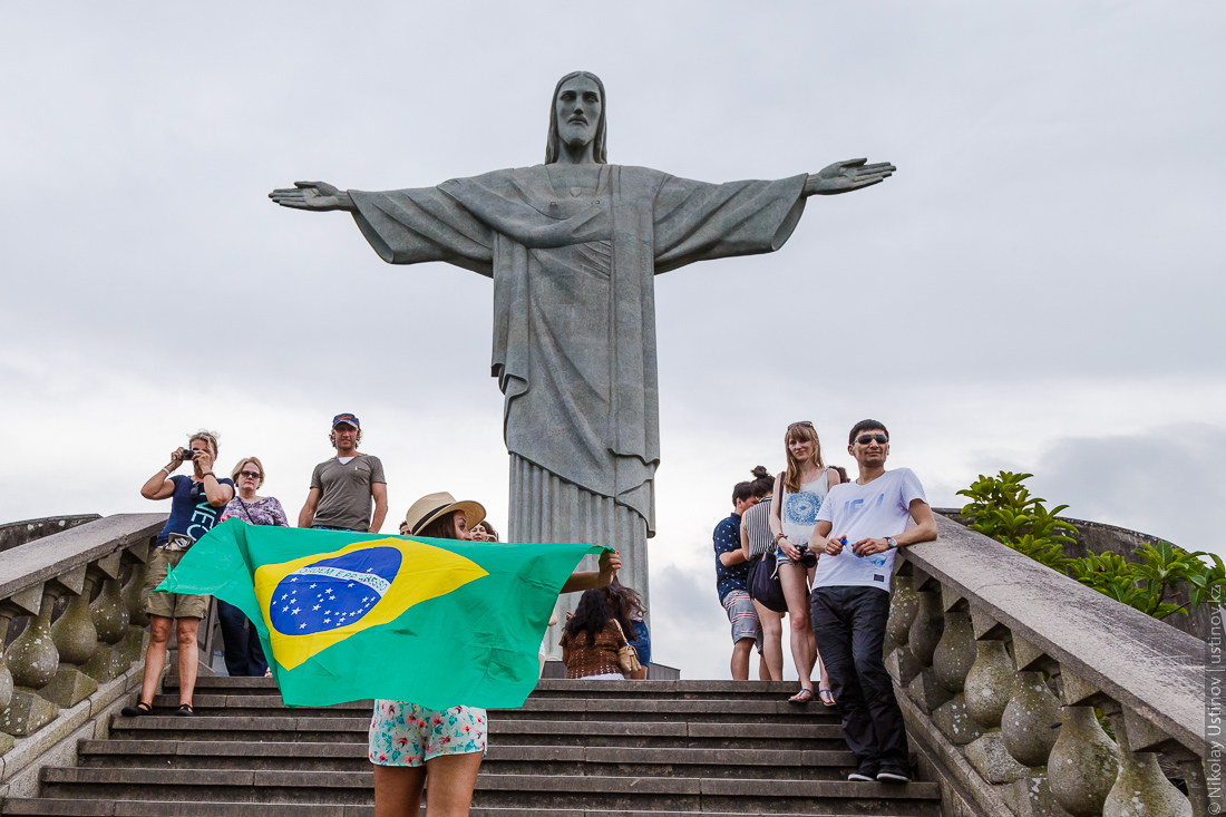 Туристы у статуи Христа в Рио