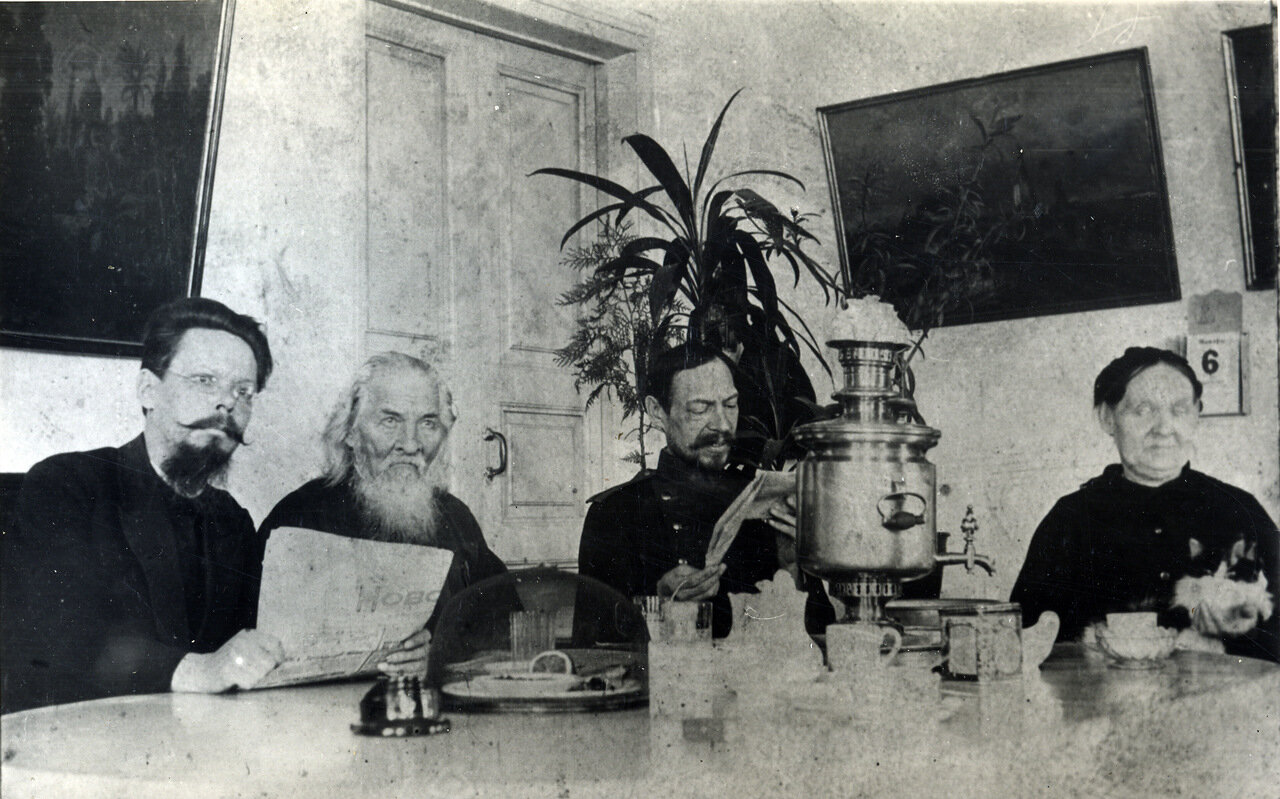 Чаепитие в Кургане. На снимке протоиерей Иоанн Волков 