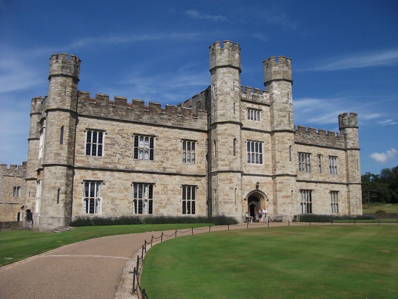 British castles. Замок Лидс Англия. Замок Фолган Англия. Замок Нонсеч Англия. Лидс Касл.