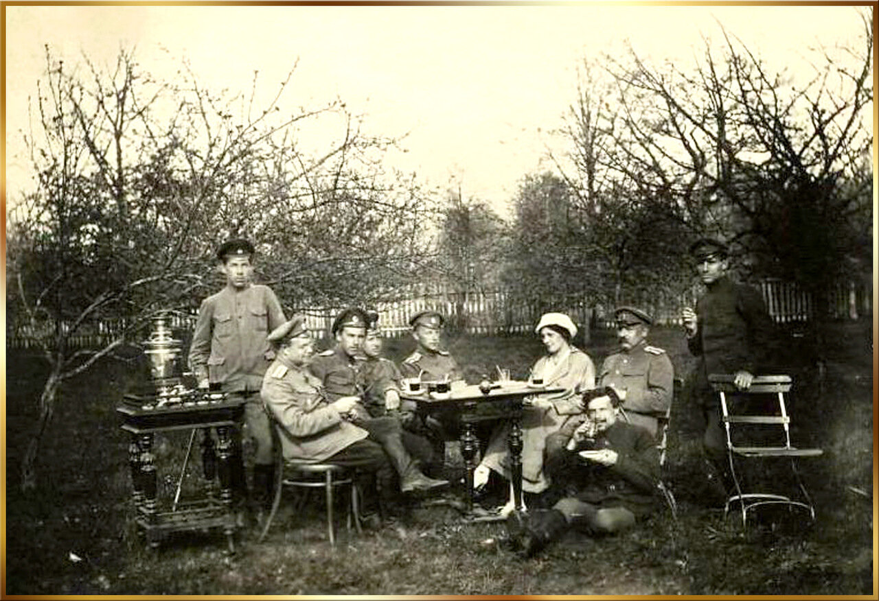 На отдыхе в саду деревни Любашево. Гости из 16-го желбата. 7 мая 1917 г.