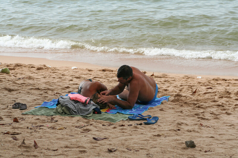 Милая пара на пляже