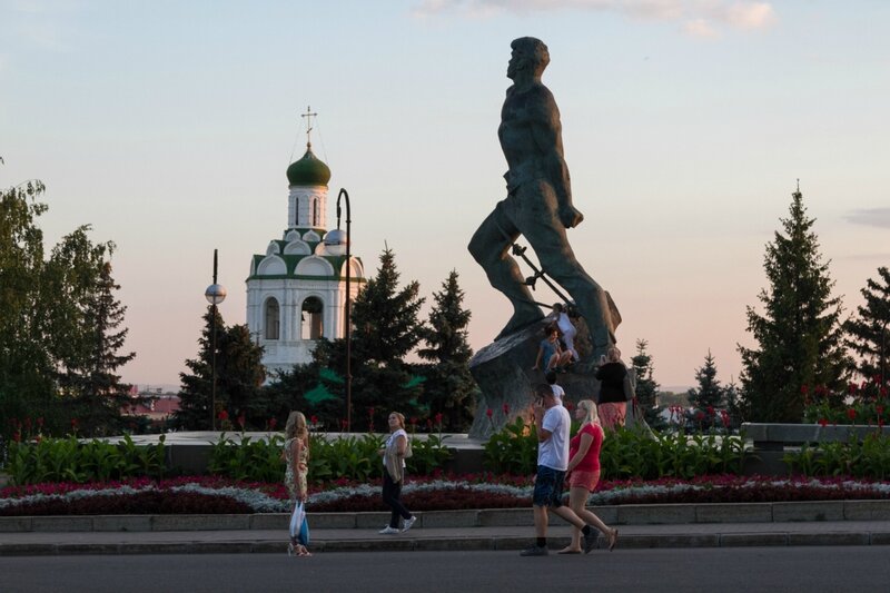 Казань, Памятник Мусе Джалилю и колокольня Иоанно-Предтеченского монастыря
