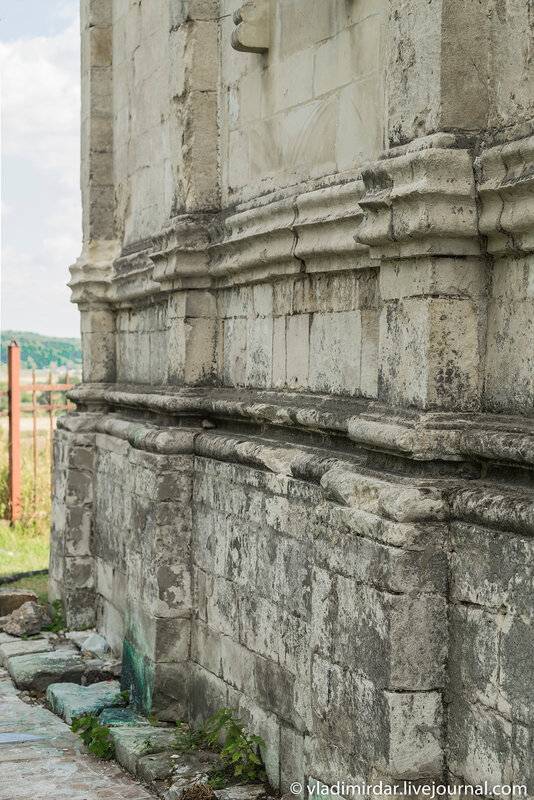 Цоколь северного придела святых Кира и Иоанна Преображенского храма в селе Остров