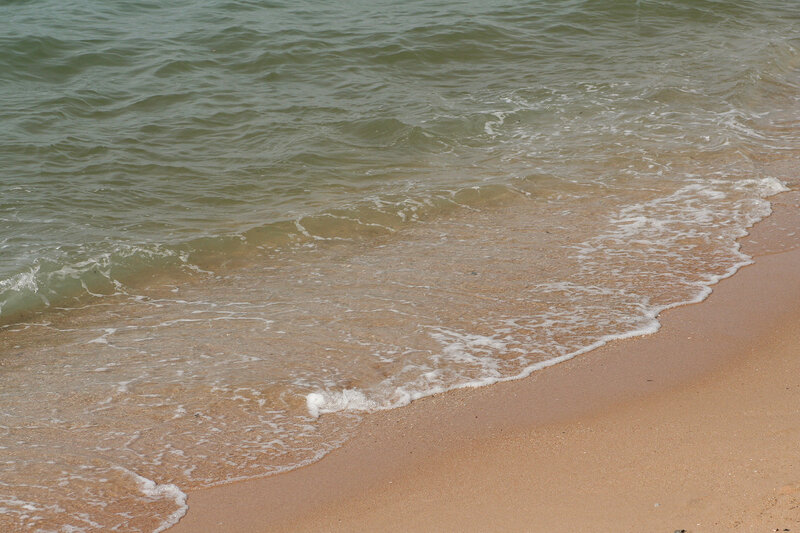 Волна набегает на берег - центральный городской пляж Паттайи
