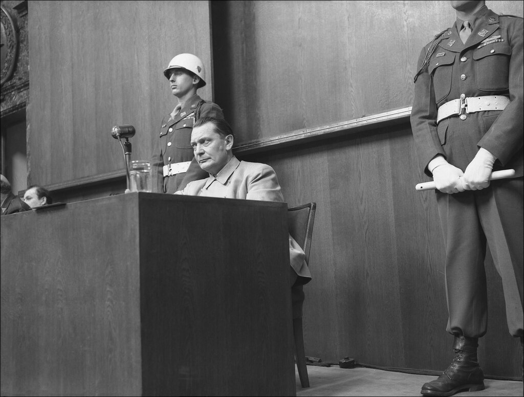 Герман Геринг в зале Нюрнбергского трибунала