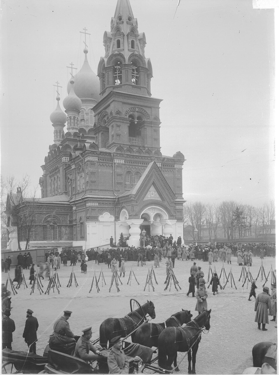 Парад войск около Спасской церкви  г. Нижний Новгород. к. XIX в.
