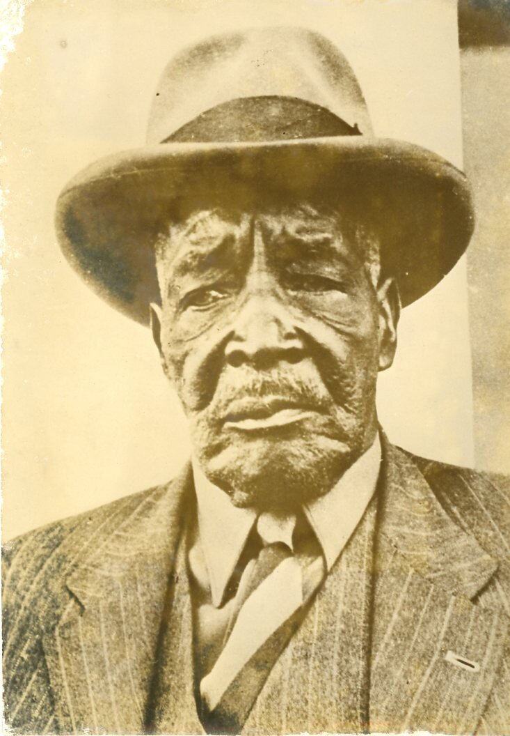 Осия Комомбумби Кутако, намибийской лидер и член организации Освобождения Юго-Западной Африки. В 1920 году стал официальным лидером гереро