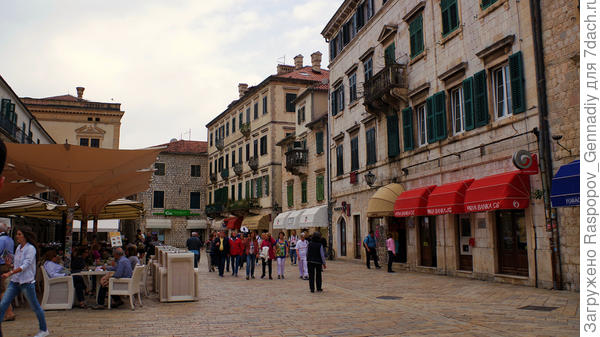 Отдыхают в кафешках в старом городе