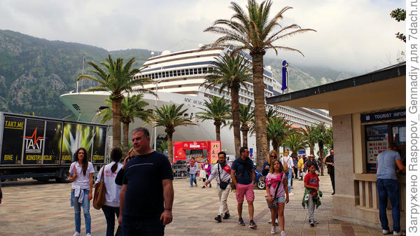 Иностранцы с корабля все это раскупают