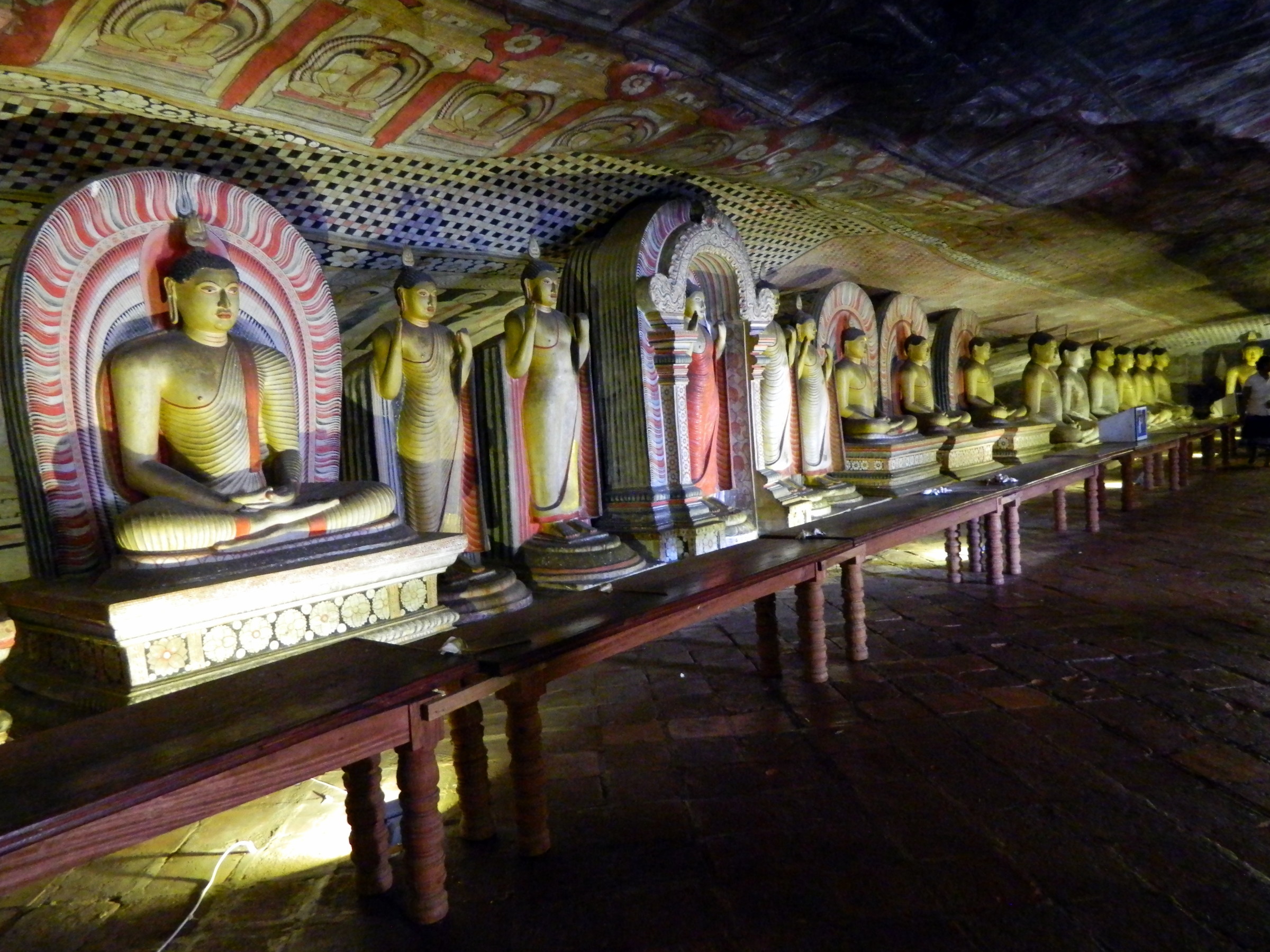 Дамбулла шри. Храм Дамбулла Шри-Ланка. Пещерный храм Дамбулла. Пещерный храм Дамбулла Шри-Ланка. Золотой храм Дамбулла в Шри-Ланке.