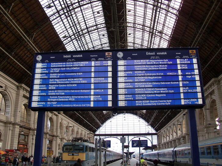 Вокзал Будапешта © <a href=/go/?url=https://commons.wikimedia.org/wiki/Category:Trains_in_Budapest-Keleti_p%C3%A1lyaudvar#/media/File:Budapest_Leketi_pu._station.JPG target=_blank class=ext_link>C1815</a>