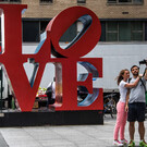 Памятник LOVE в Нью-Йорке