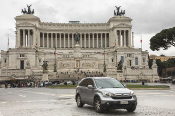 Автомобиль в Риме у монумента Витториано