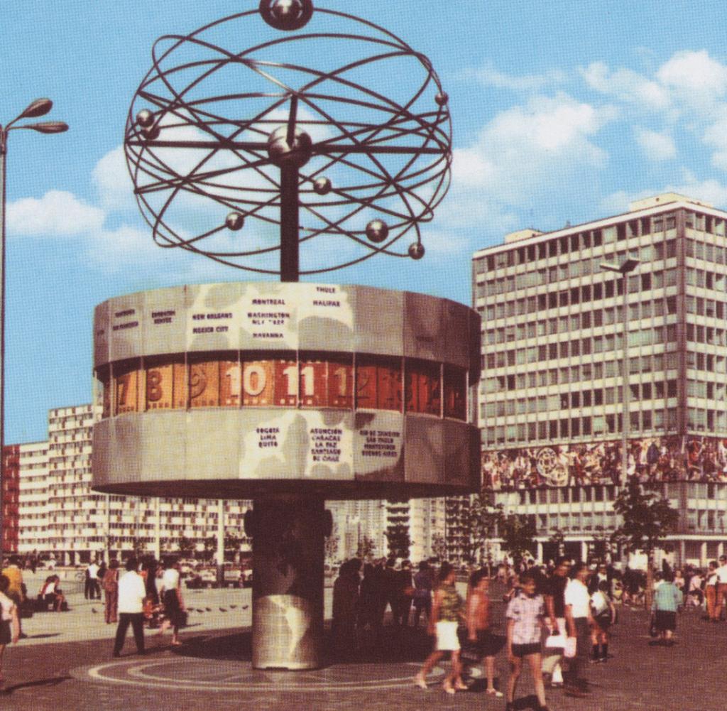 Виды гдр. Александрплац Берлин 1973. ГДР Александрплац. Берлин столица ГДР. Ночной Берлин ГДР.