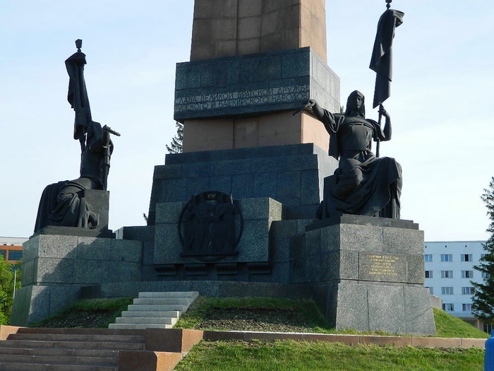 Памятники уфы фото. Город Уфа монумент. Памятники города Уфы достопримечательности. Монументальные памятники Уфы. Уфа.памятник Ферина.