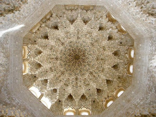 Дворец Альгамбра, или как испанские архитекторы создали на земле уголок Рая
