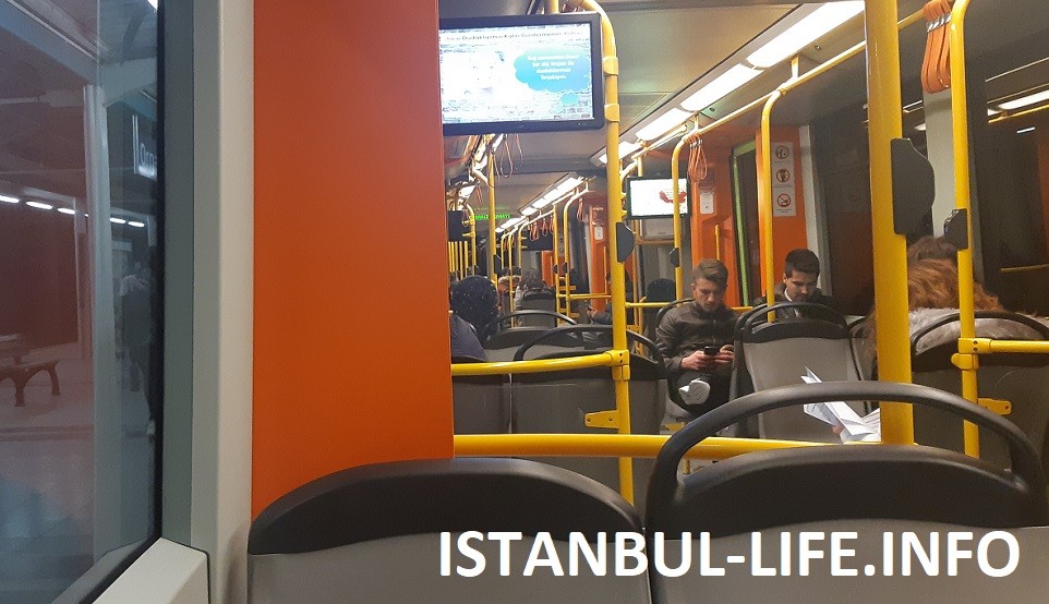 Вагон метро Стамбула внутри
