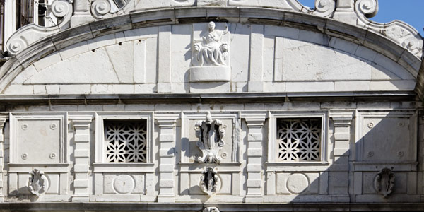 Фамильный герб Марино Гримани на фасаде моста Вздохов в Венеции