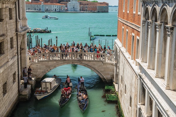 Вид на Венецию изнутри моста Вздохов