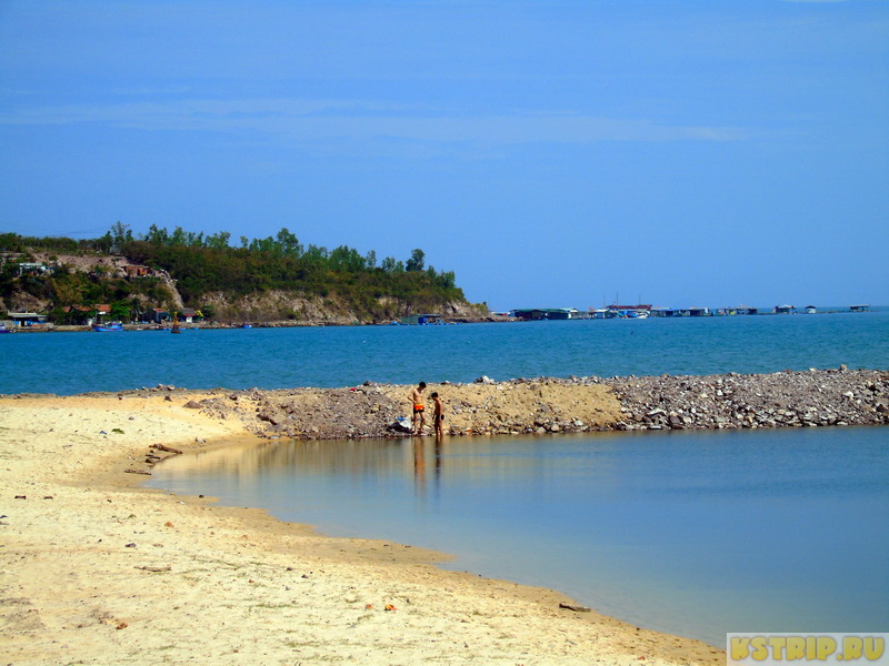 Пляж Парагон в Нячанге: море без волн, белый песок, платный пляж