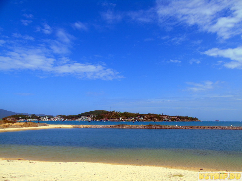 Пляж Парагон в Нячанге: море без волн, белый песок, платный пляж