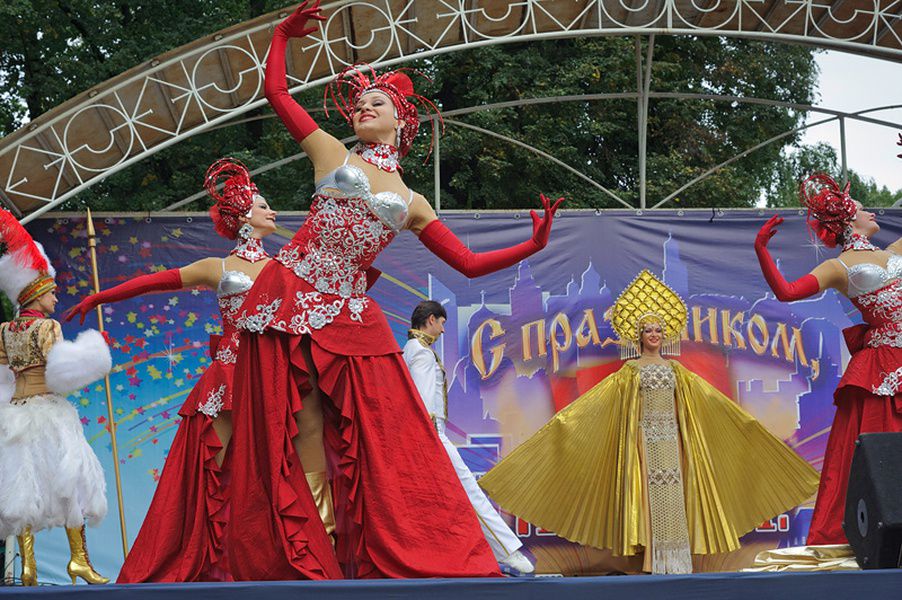 Театрализованное представление «На нашей улице праздник» на Тверской площади во время празднования 850-летия Москвы 6 сентября 1997 года