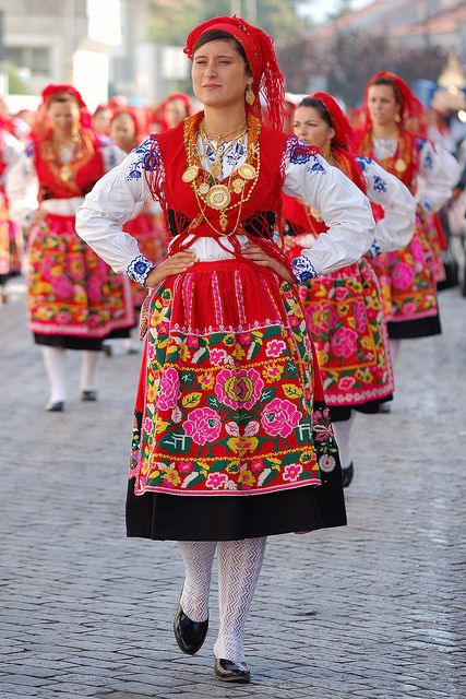 Фото: женщина в португальском костюме