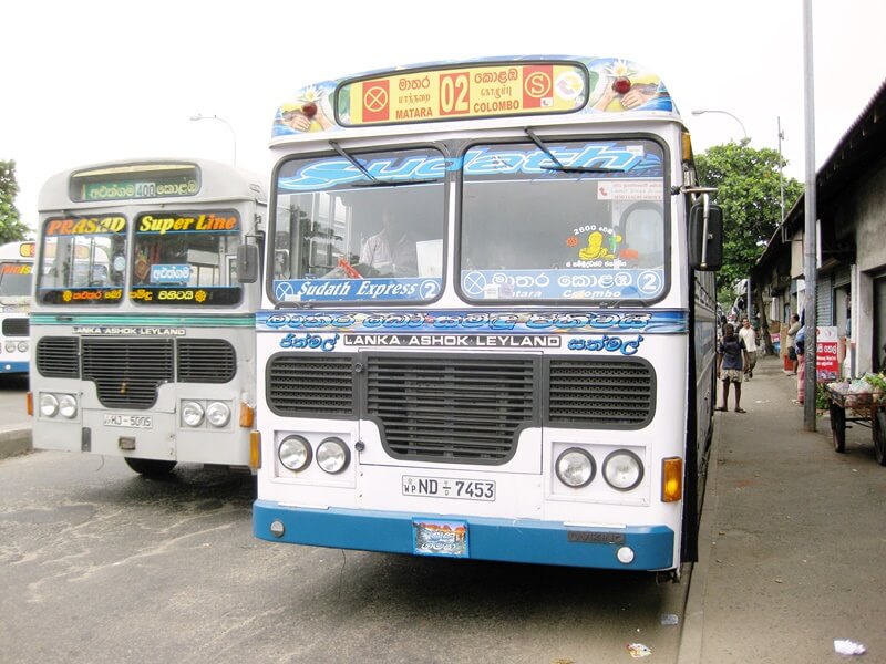 Автобус 02, на котором можно доехать из Коломбо до Бентоты