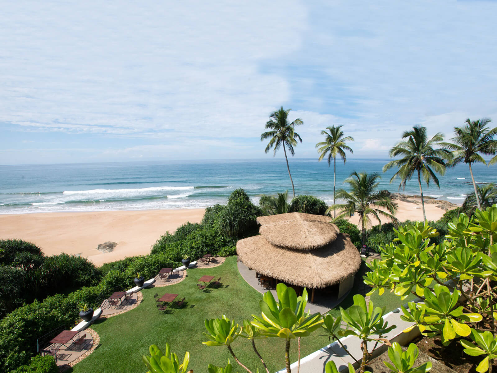 Территория отеля Vivanta By Taj и вид на пляж