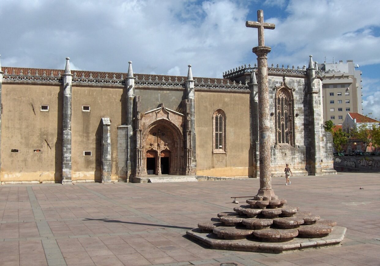 Монастырь Иисуса и крест в центре площади Иисуса