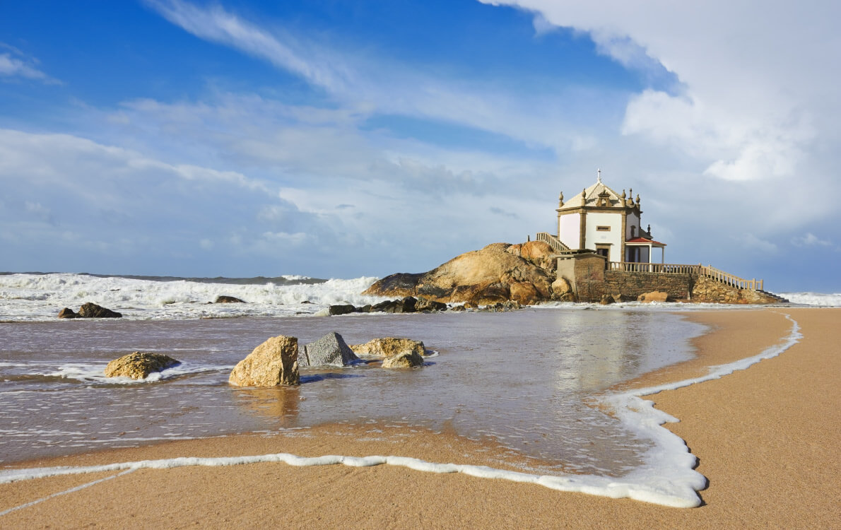 Древняя часовня Senhor da Pedra на пляже Marimar Porto