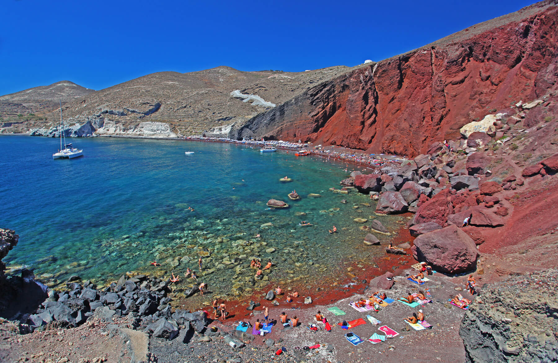 Красный пляж на острове Санторини