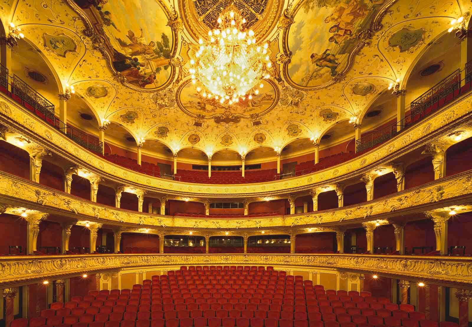 В зале Цюрихской оперы