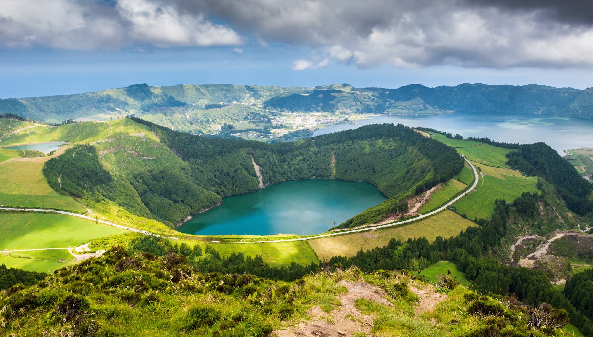 Озеро в кратере вулкана Sete Cidades