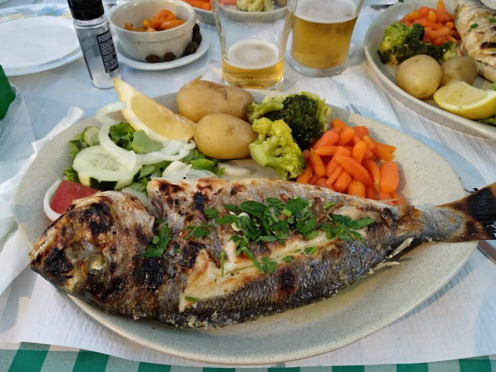 Рыба в кафе Mata Porcos Portimao
