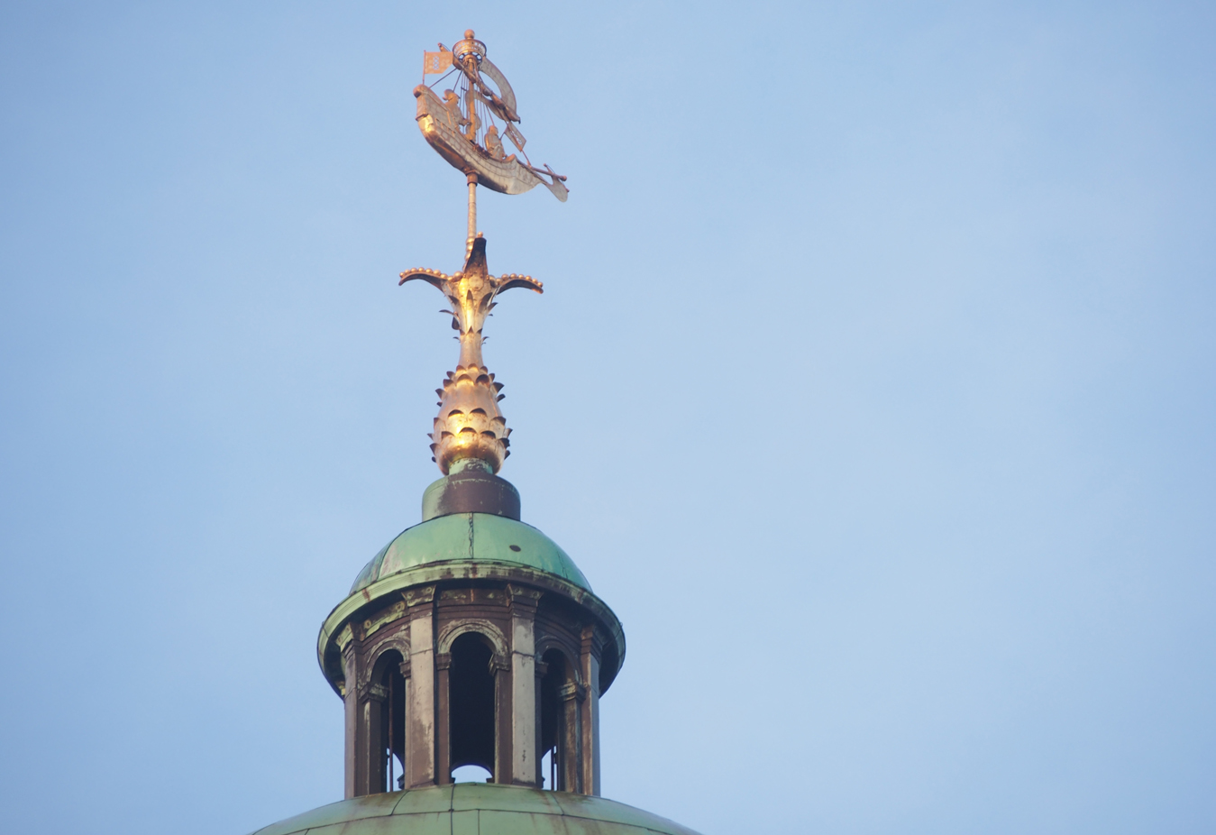 Купол с флюгером на Королевском дворце Амстердама