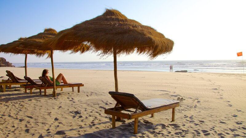 Шезлонги и зонтики на пляже Ашвем