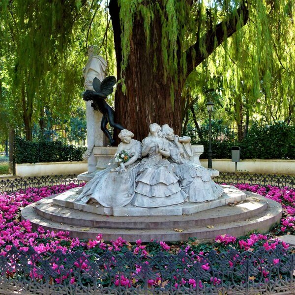 Скульптура в парке Марии-Луизы