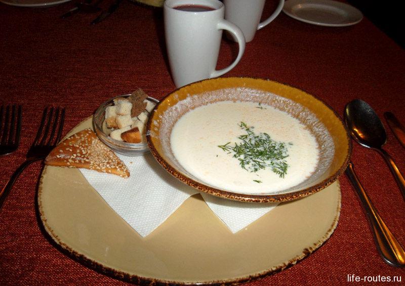 Праздничный суп Лохикейтто из филе лосося с добавлением сливок