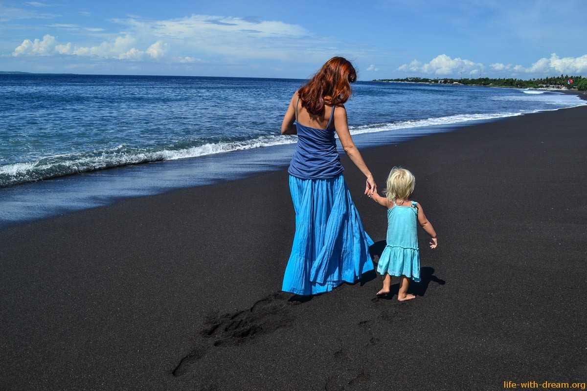 Бали. Пляж с черным песком, океан и храм летучих мышей.