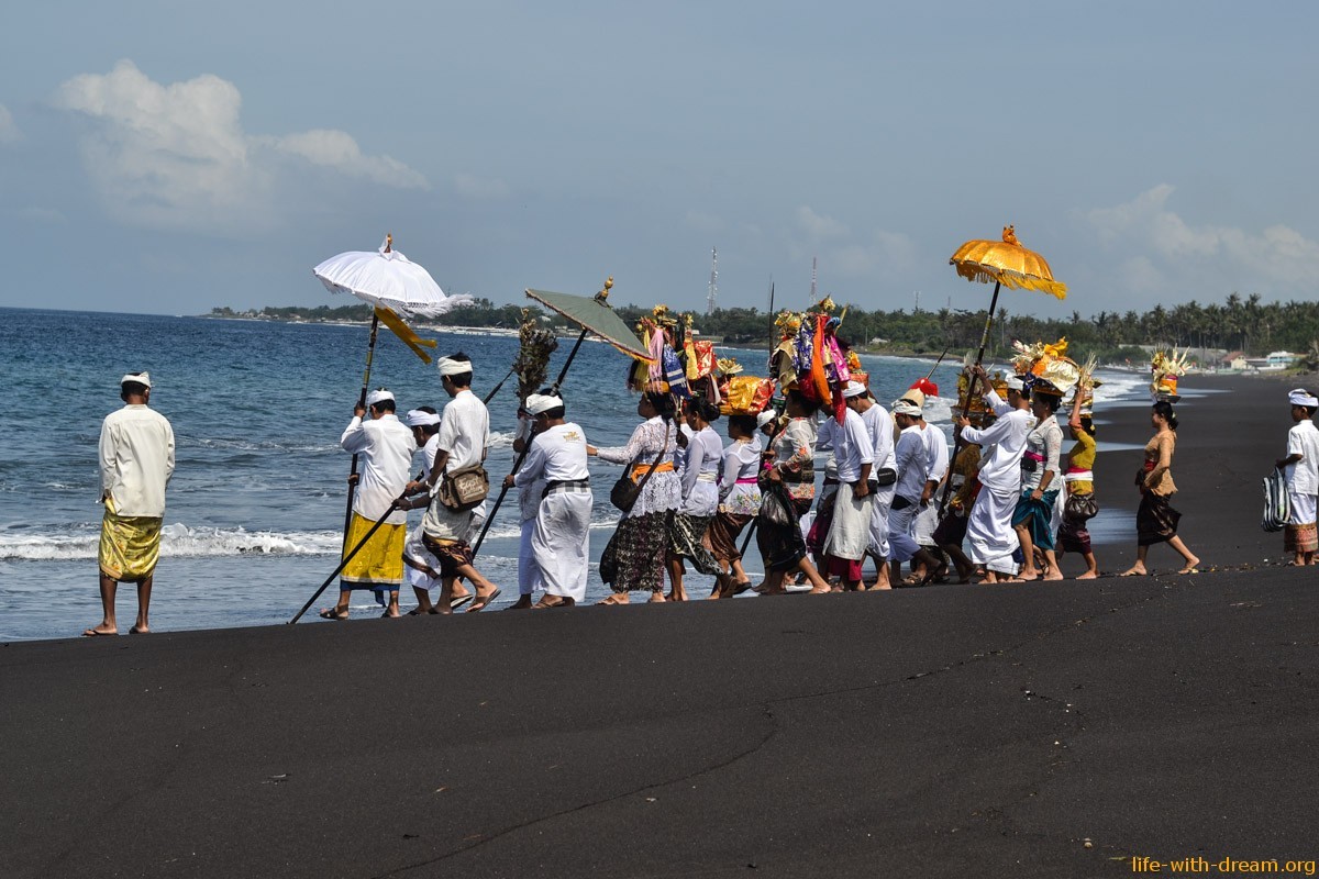 Бали. Пляж с черным песком, океан и храм летучих мышей.