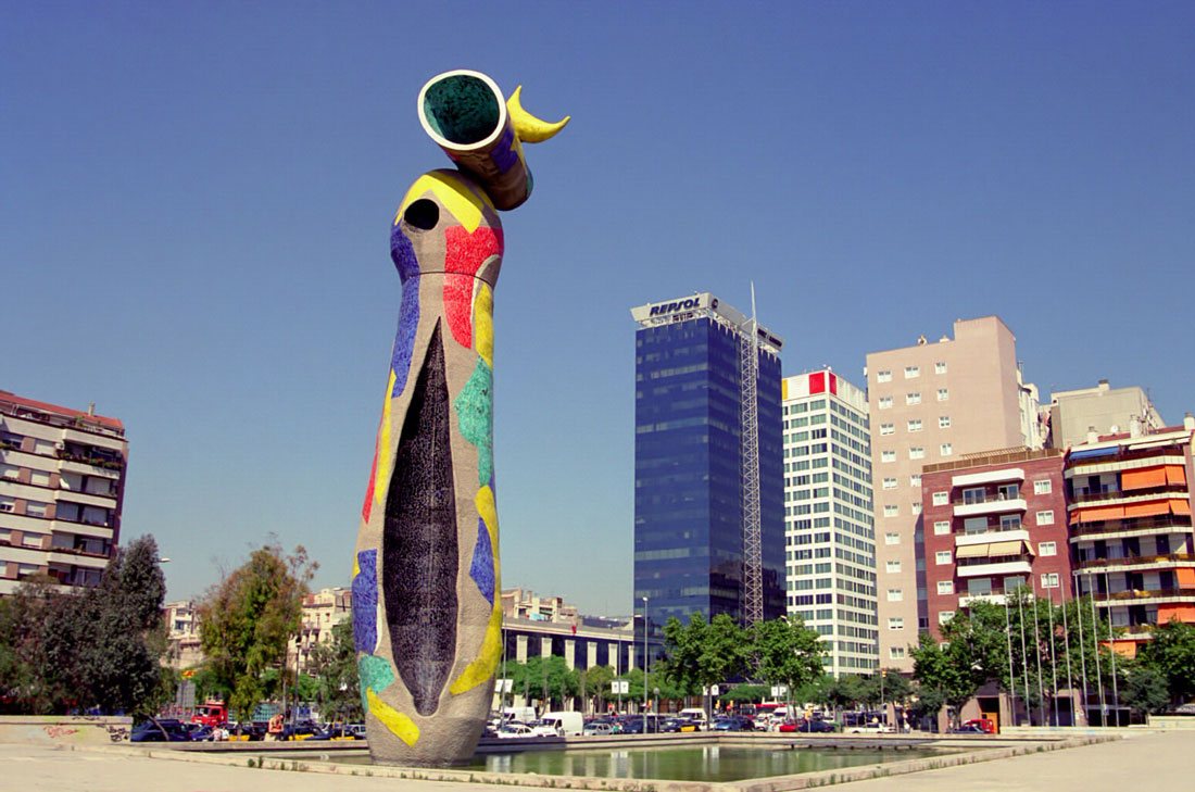 Двухметровая скульптура Женщины и Птицы автора Джоана Миро