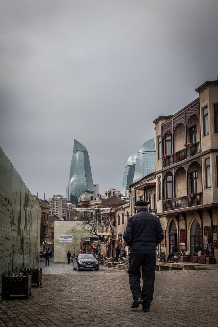 Улица Асефа Зейналлы, здесь есть много торговцев и открывается прекрасные вид на бакинские высотки:)