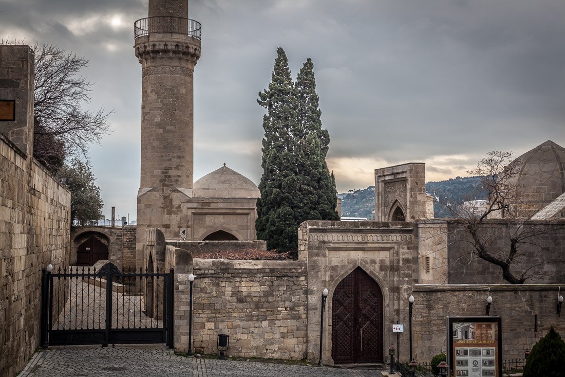 Комплекс Дворца Ширваншахов и вид на мечеть