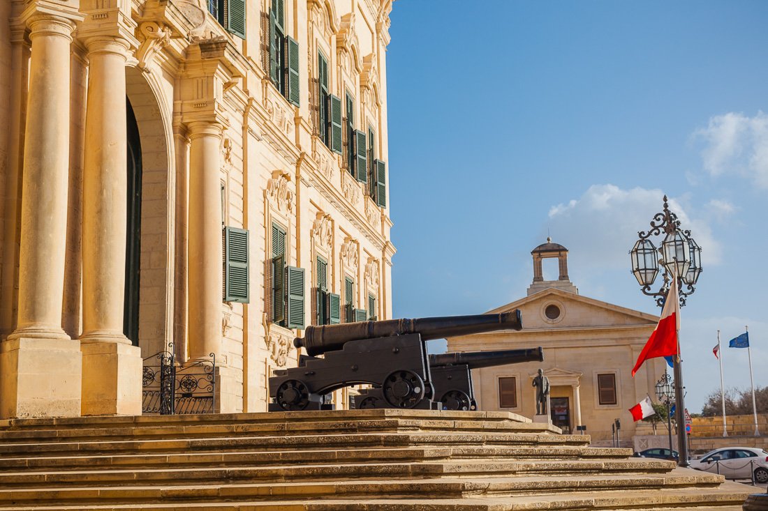 У здания резиденции премьер-министра Мальты дежурят пушки:):)