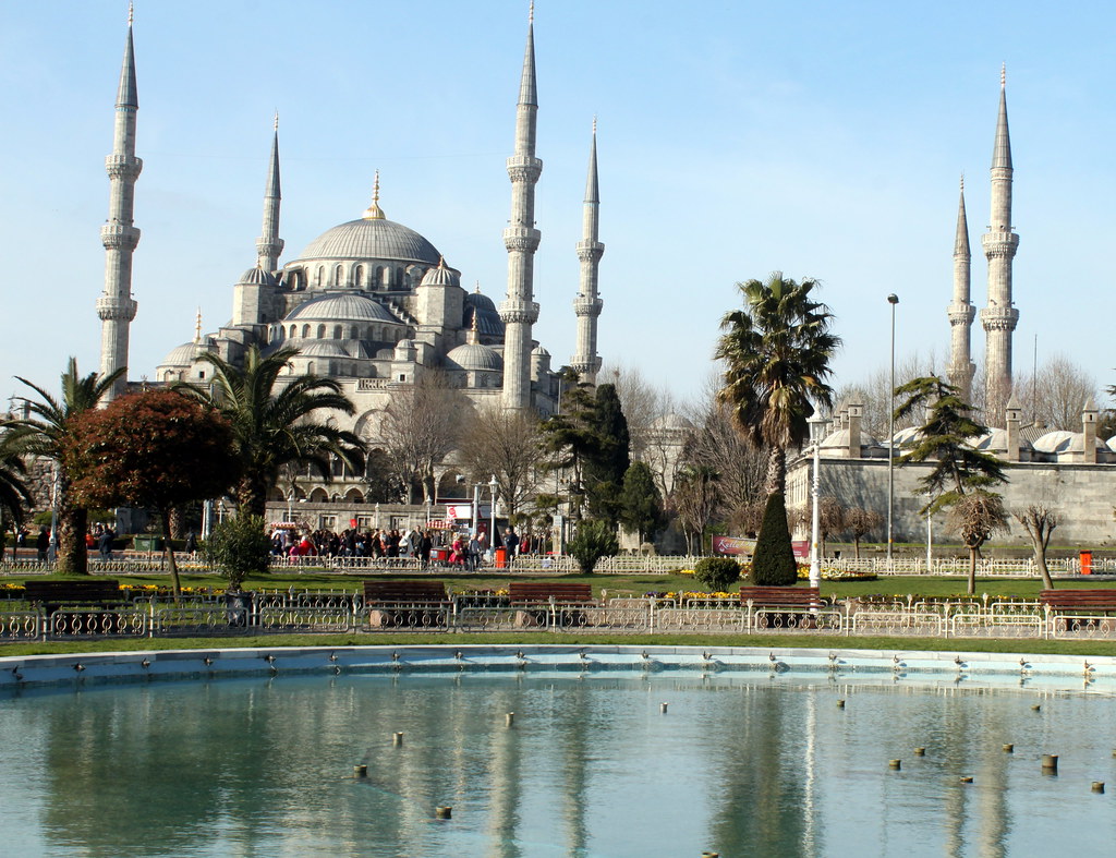 Туры в стамбул в мае. Голубая мечеть или мечеть Султанахмет. Мечеть Султана Ахмеда. Голубая мечеть мечети Стамбула. Мечеть Жемчужина Турции.