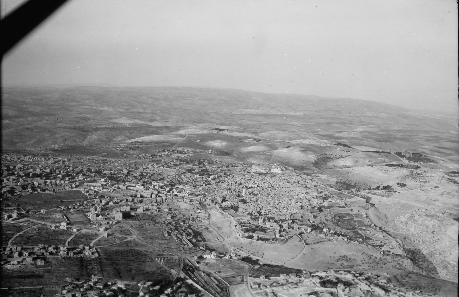 18. Иерусалим с воздуха. (Новый город). Вид с юго-запада. Вид части города выше станции железной дороги