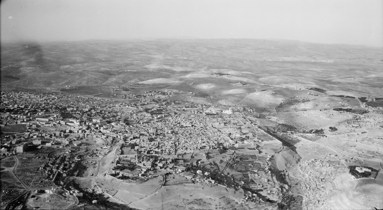 16. Иерусалим с воздуха (Старый Город). Вид на город с юга. Вид через долину Еннома на Сионскую гору