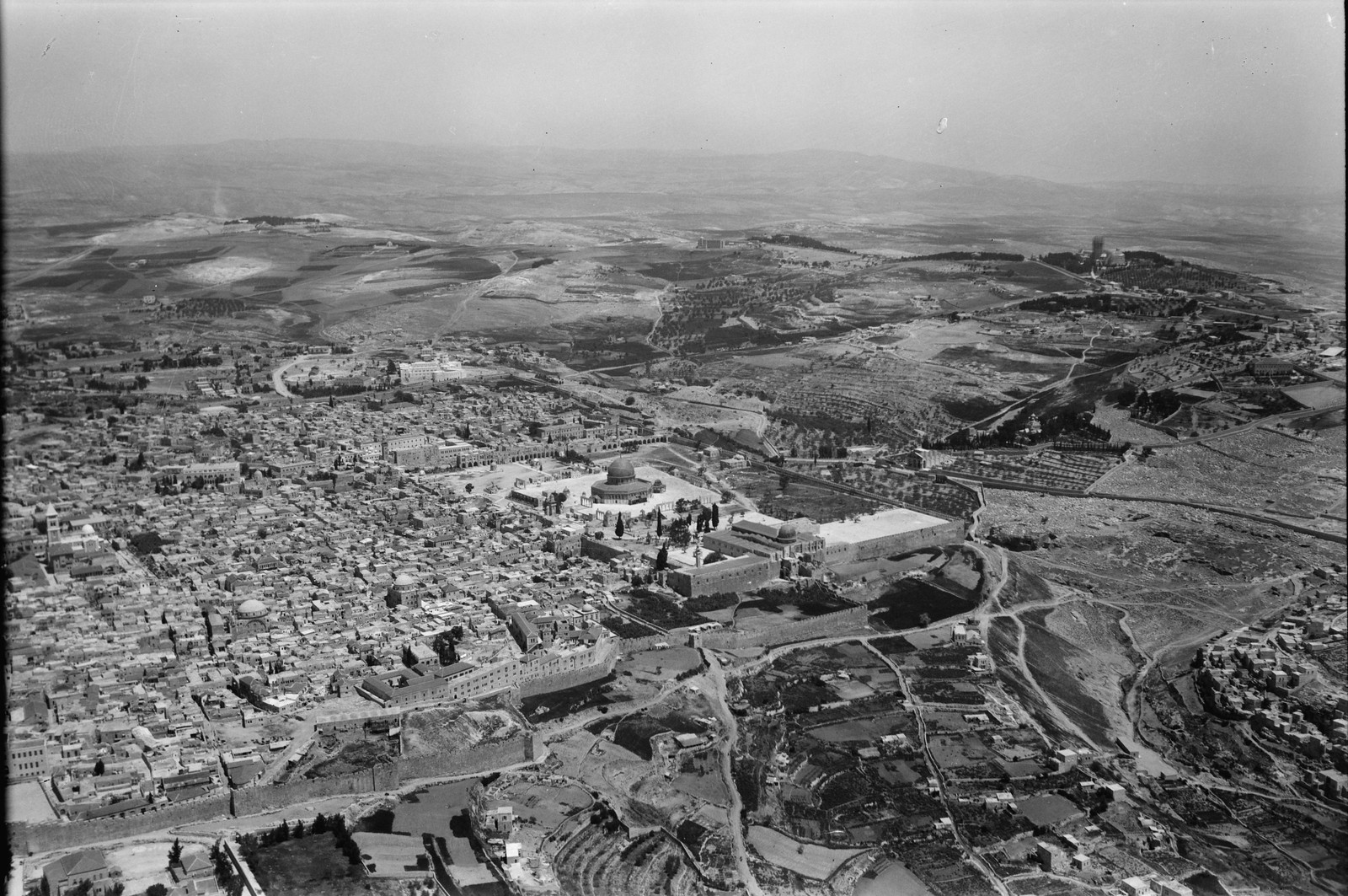 11. Иерусалим с воздуха (Старый Город).  Юго-восточная часть города. Показывает храмовую область, вид с северо-востока