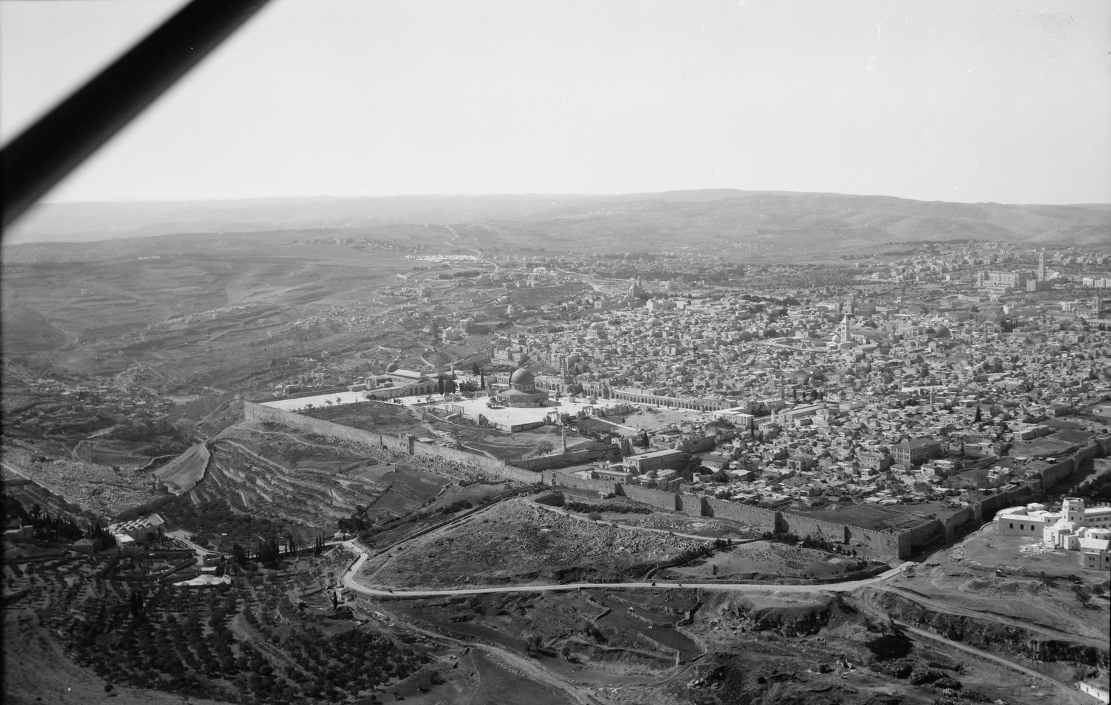 14. Иерусалим с воздуха (Старый Город). Кедроновая долина на переднем плане